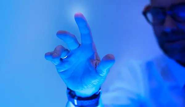 Image illustration d'un scientifique appuyant avec son doigt