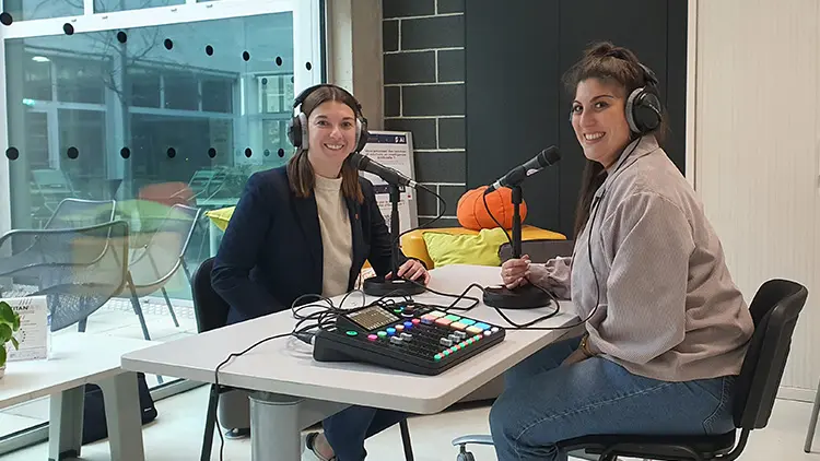 Mathilde Alarçon et Manon Billet lors de l'enregistrement d'un podcast