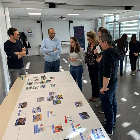 Participants à la formation Label NR se concertant autour d'une fresque du numérique