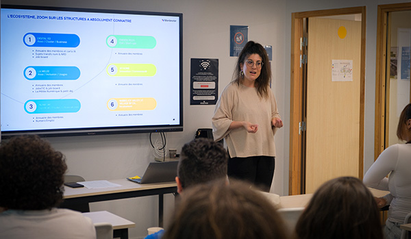 Photo de Mathilde Alarçon lors d'une présentation des actions Digital 113 devant des étudiants