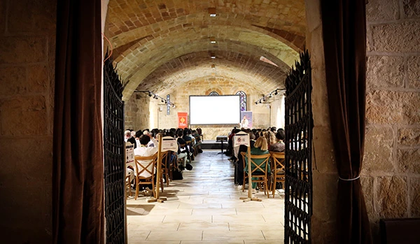 Photo de la salle plénière lors du Members' Day à l'abbaye de Frontfroide