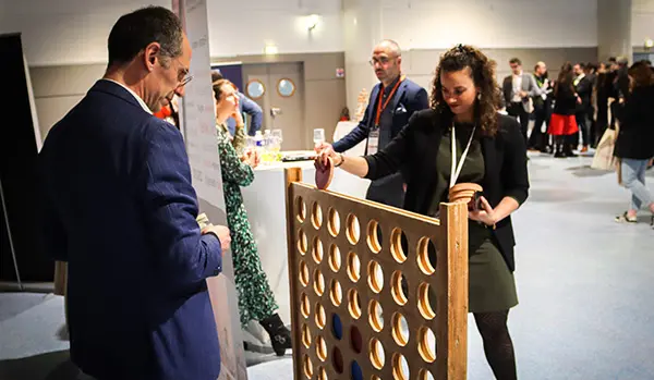 Photo de l'équipe jouant à un jeu stratégique avec un adhérent